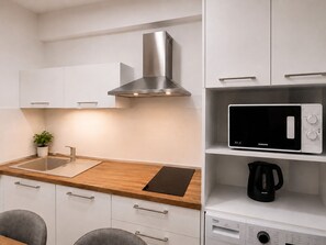 City Apartment, Park View | Private kitchen | Electric kettle, cookware/dishes/utensils