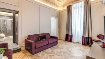 Deluxe Apartment, City View | Living area