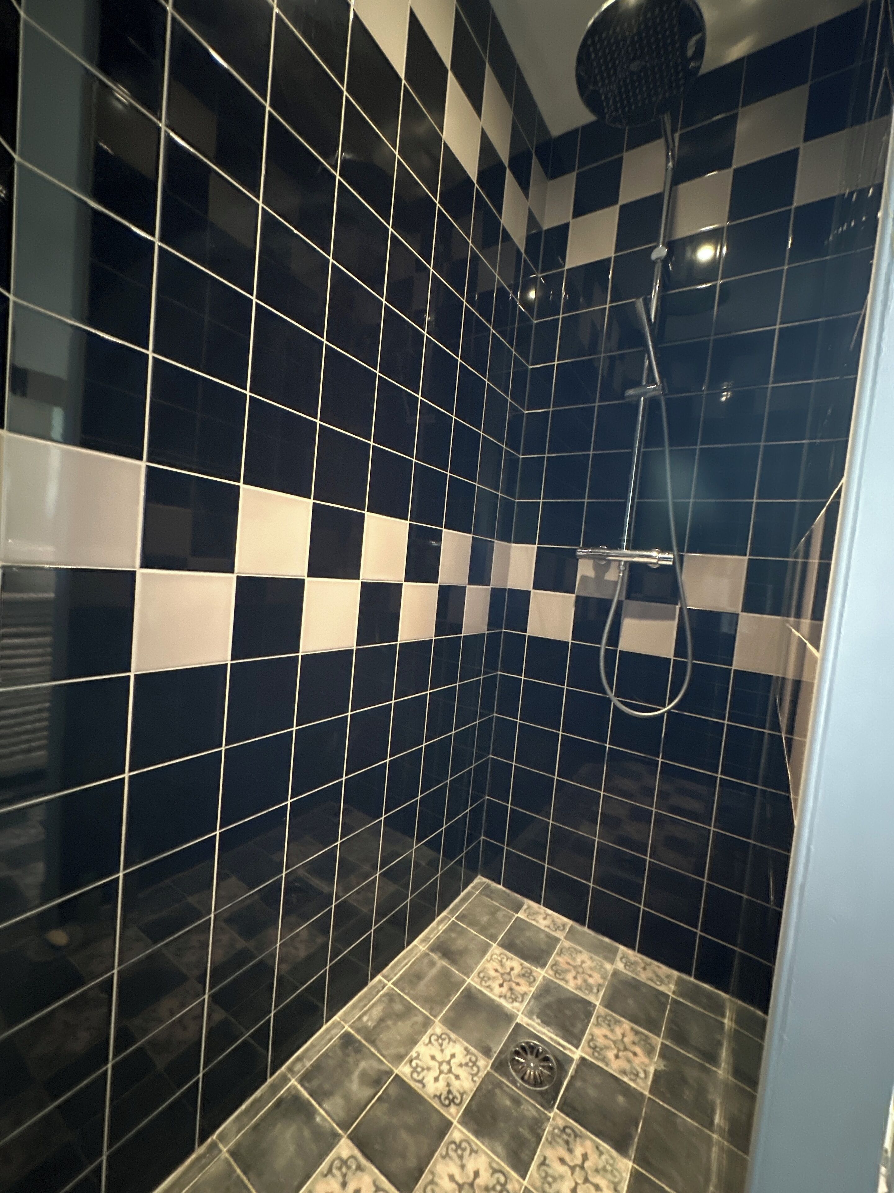 Douche, sèche-cheveux, serviettes fournies, savon