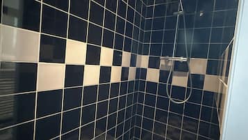 Douche, sĂšche-cheveux, serviettes fournies, savon