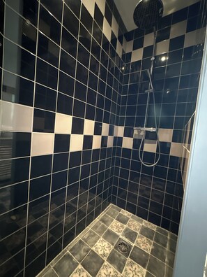 Shower, hair dryer, towels, soap - Room in contemporary house with swimming pool (Le Mans)