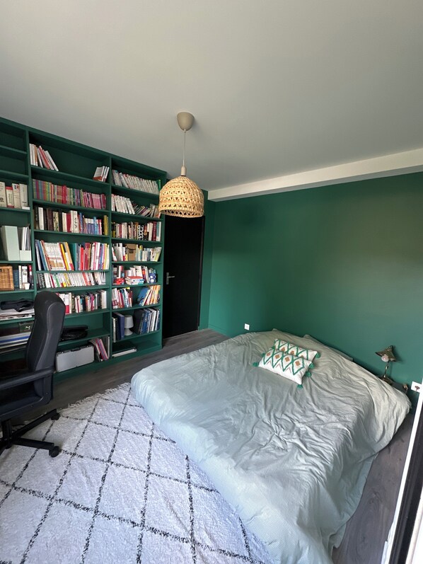 1 bedroom, WiFi, bed sheets - Room in contemporary house with swimming pool (Le Mans)