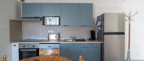 Frigorifero, microonde, forno, piano cottura