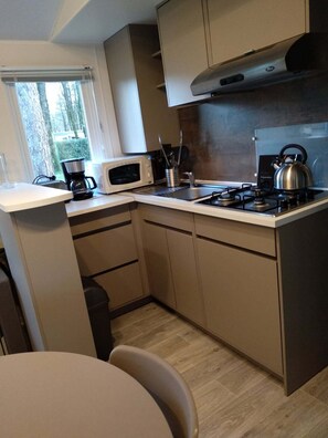 Private kitchen - Mobile home in the countryside, in a campsite, Puy du fou 30Kms away (La Boissière de Montaigu)