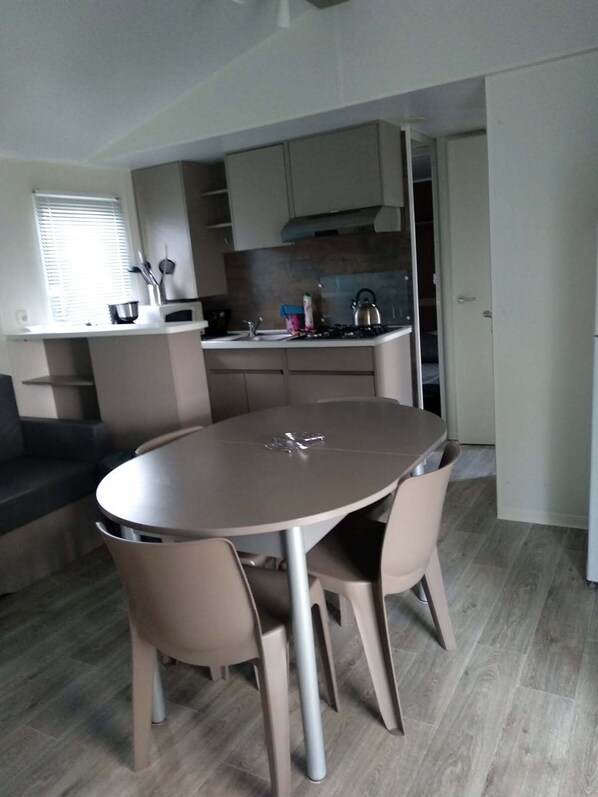 Dining - Mobile home in the countryside, in a campsite, Puy du fou 30Kms away (La Boissière de Montaigu)