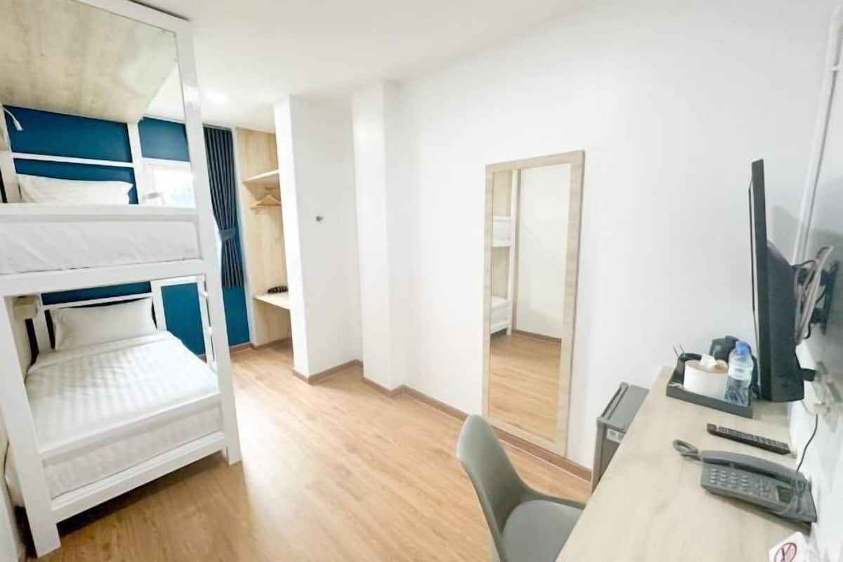Individually furnished, desk, free WiFi, bed sheets