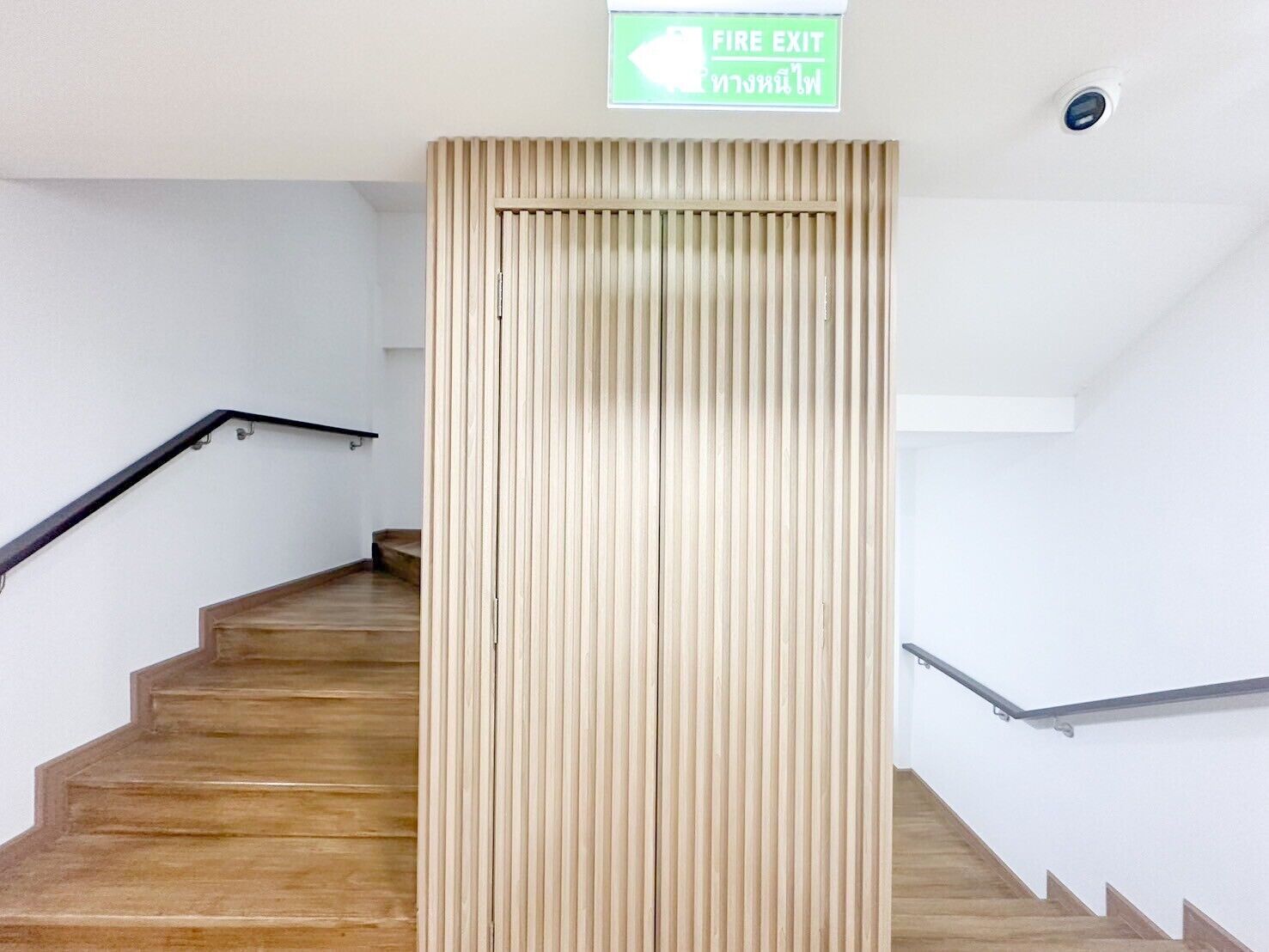 42 インチのスマートテレビ (デジタル放送視聴可)