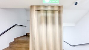 Uma escada com um sinal de saída de incêndio acima.