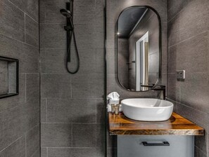 Ducha, secador de pelo, toallas