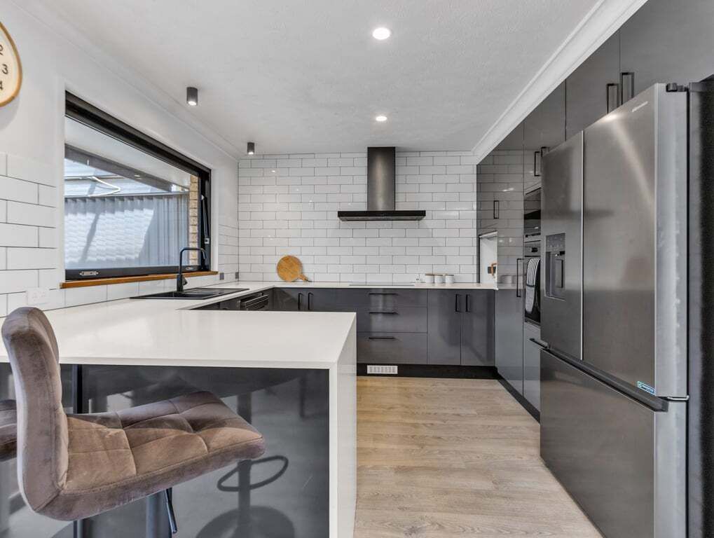 Jääkaappi, mikroaaltouuni, uuni, liesi