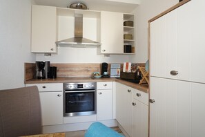 Réfrigérateur, four, plaque de cuisson, cafetière/bouilloire