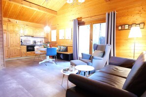 Televisie, een filmbibliotheek en een stereo