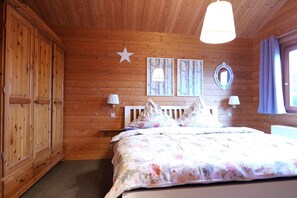 2 quartos, ferros/tábuas de passar roupa, berço de viagem