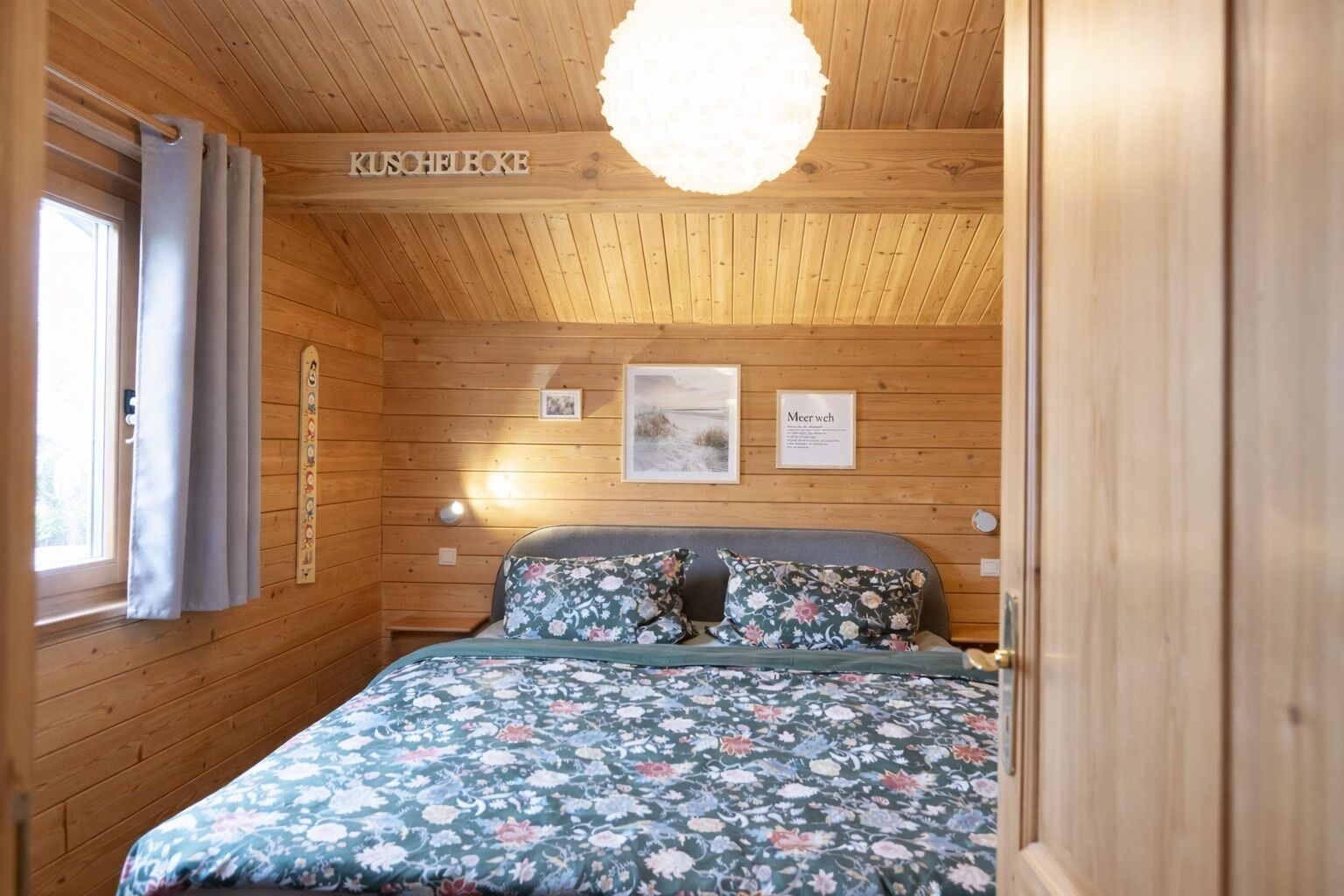 2 dormitorios, tabla de planchar con plancha, cuna de viaje