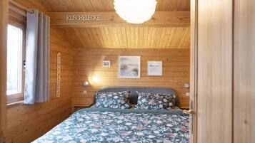 2 dormitorios, tabla de planchar con plancha, cuna de viaje