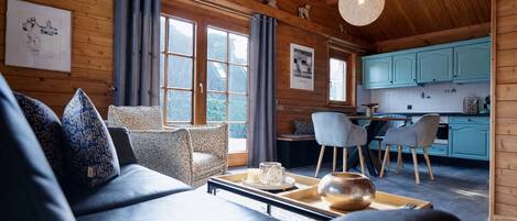 Télévision, livres, vidéothèque, chaîne hi-fi