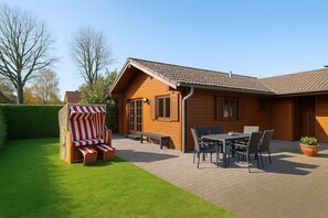 Outdoor dining - Küstenhaus Kormoran - your retreat on the coast to relax and feel good (Cuxhaven)