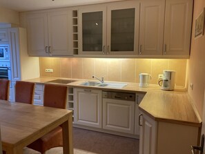 Een koelkast, een microgolfoven, een oven, een kookplaat