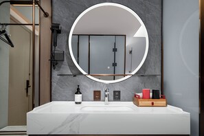 Superior Double Room | Bathroom