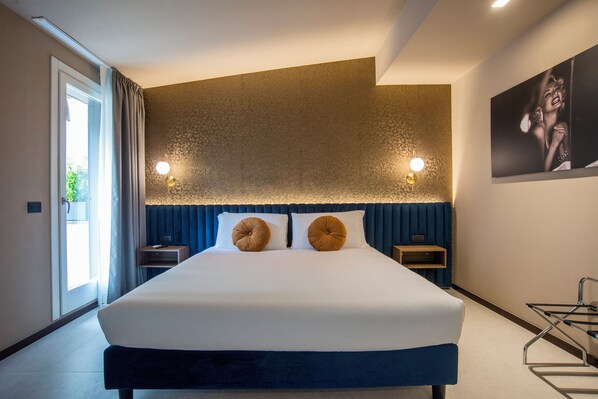 Luksussuite, byutsikt | Safe på rommet og wi-fi (inkludert)