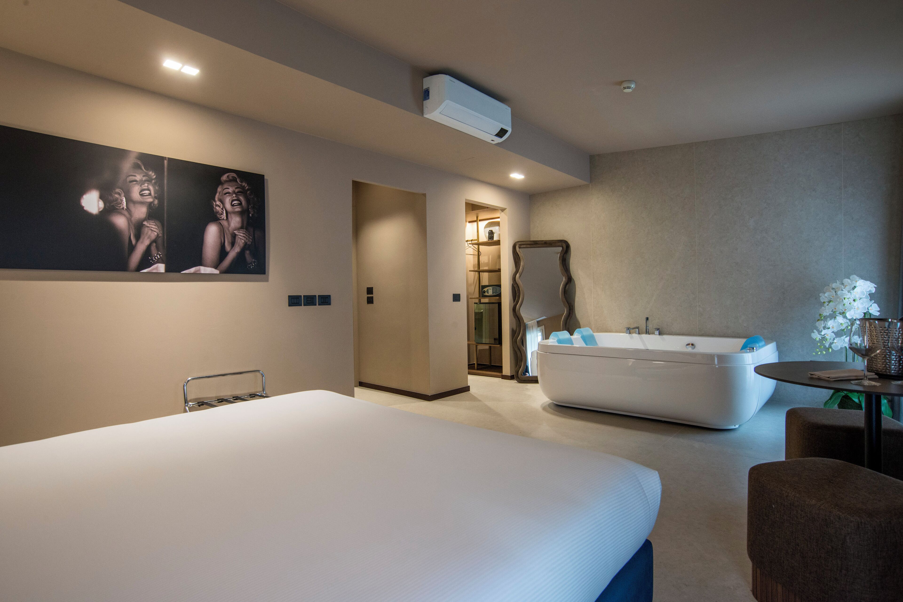 Suite Luxe, vue ville | Coffres-forts dans les chambres, Wi-Fi gratuit