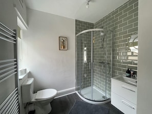 Kostenlose Toilettenartikel, Seife, Shampoo, Toilettenpapier
