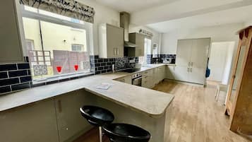 Cuisine privée | Grand réfrigérateur, micro-ondes, four, plaque de cuisson