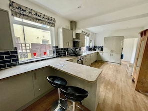 Private kitchen | Full-size fridge, microwave, oven, stovetop - Golden Triangle Townhouse (Norwich)