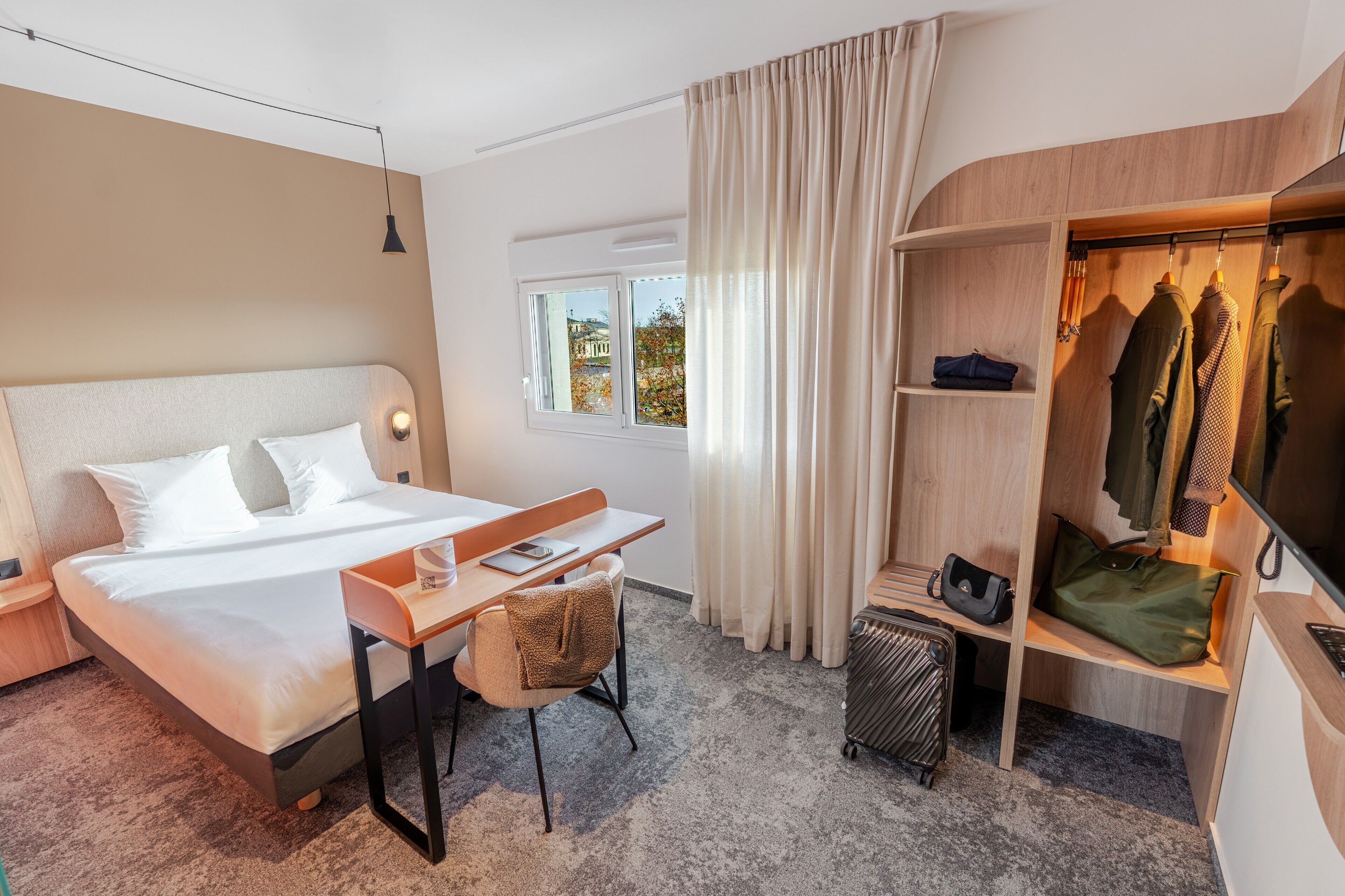 Luxe beddengoed, een bureau, een laptopwerkplek