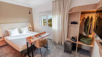 Luxe beddengoed, een bureau, een laptopwerkplek