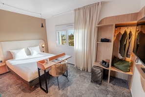 Premium bedding, desk, laptop workspace, blackout curtains - Hôtel Akena Châlons en Champagne (Châlons-en-Champagne)