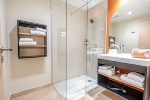 Chuveiro, produtos de toalete biodegradáveis, secador de cabelo 