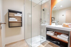 Ducha, artículos de higiene personal ecológicos y secador de pelo