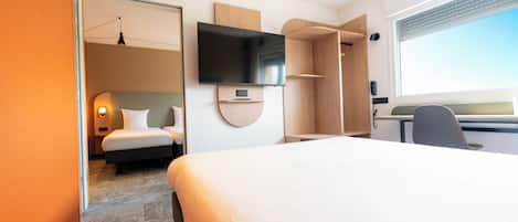 Family Room | 1 bedroom, premium bedding, desk, laptop workspace