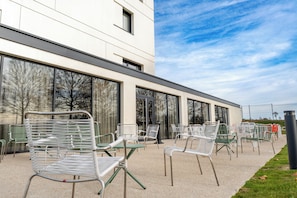 Terrace/patio - Hôtel Akena Châlons en Champagne (Châlons-en-Champagne)