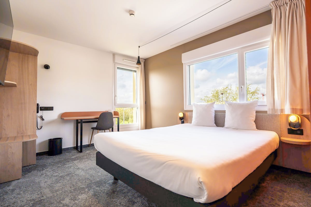 Tweepersoonskamer | 1 slaapkamer, luxe beddengoed, een bureau, een laptopwerkplek