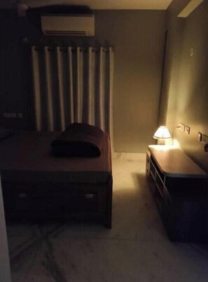 3 bedrooms, iron/ironing board, bed sheets