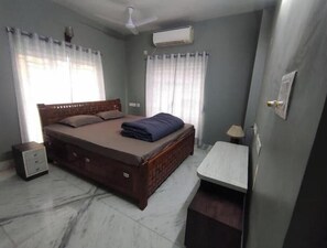 3 bedrooms, iron/ironing board, bed sheets