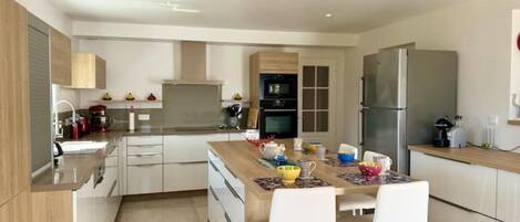 Een koelkast, een microgolfoven, een oven, een kookplaat