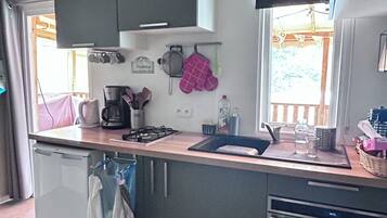 Réfrigérateur, micro-ondes, plaque de cuisson, cafetiÚre/bouilloire