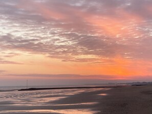 A beach at sunset with a clear sky and calm waters. - House 300 meters from the sea in the heart of the D-Day landing beaches (Hermanville-sur-Mer)