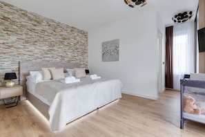 3 quartos, berços grátis, roupa de cama