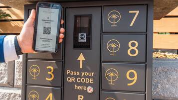 En QR-kodläsare används för att skanna en QR-kod på ett nyckelkort till ett hotellrum.