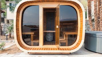 Sauna, hot tub