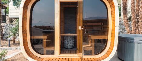 Sauna, hot tub