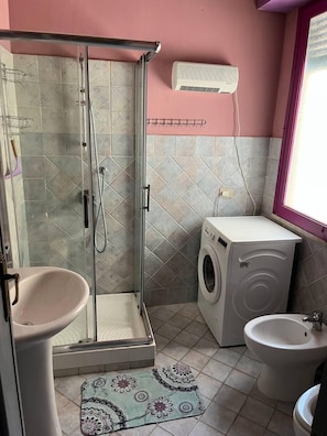 Chuveiro, secador de cabelo, toalhas de banho, sabonete