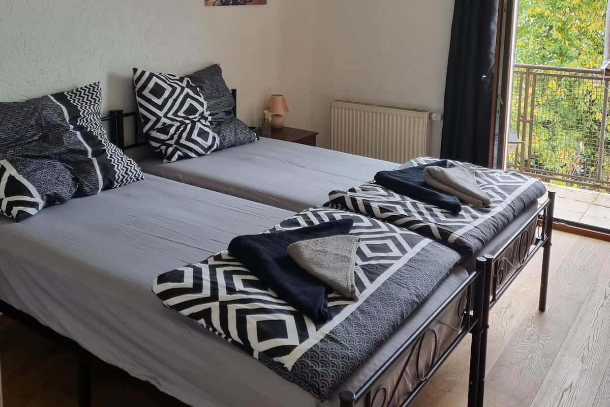 Quarto clássico, 2 camas de solteiro, vista para o jardim | Escrivaninha, Wi-Fi de cortesia