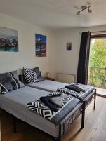 Habitación clásica, 2 camas individuales, vistas al jardín | Escritorio y wifi gratis