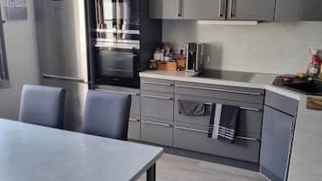 Großer Kühlschrank, Mikrowelle, Ofen, Herdplatte