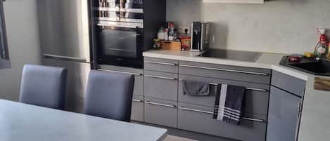 Refrigerador con congelador, microondas, horno y parrilla de estufa
